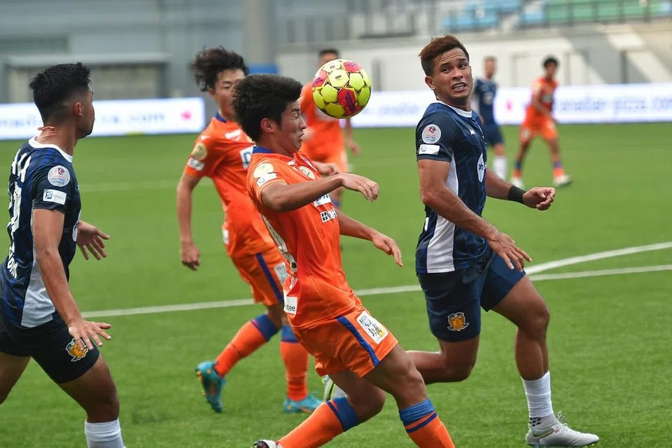 Aksi antara Albirex Niigata dan Hougang United dalam Perisai Masyarakat 2023 di Stadium Jalan Besar pada Ahad (19 Februari). - Foto ST 