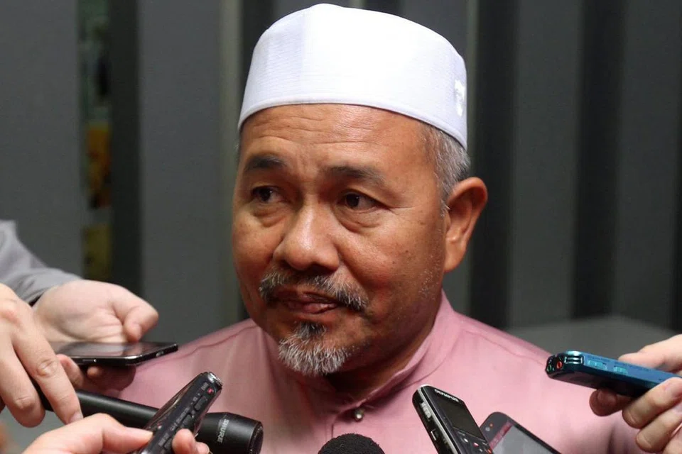 "PAS perlu melihat pelbagai aspek dan menimbangkan segala keperluan sebelum membuat keputusan. Ini kerana secara dasarnya, Pilihan Raya Kecil Parlimen Port Dickson bukanlah satu keperluan yang terdesak kerana kerusinya sengaja dikosongkan untuk tujuan tertentu." - Datuk Tuan Ibrahim Tuan Man, Timbalan Presiden PAS.