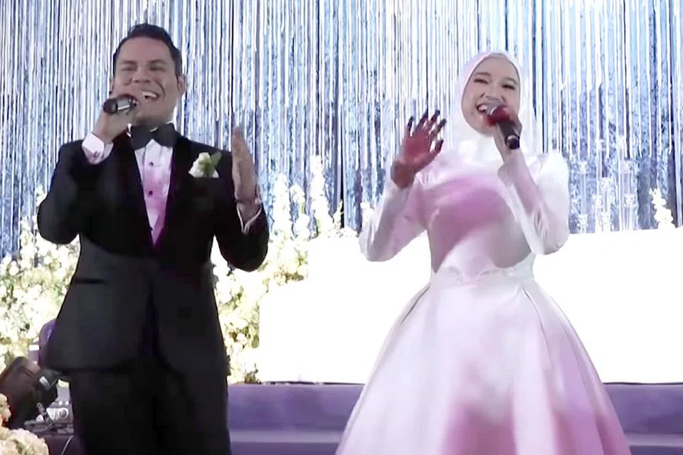 MENGEJUTKAN HADIRIN: Syamel dan Ernie Zakri melancarkan 'single' baru mereka 'Goodbye Hello' pada hari perkahwinan mereka. - Foto MSTAR VIDEO