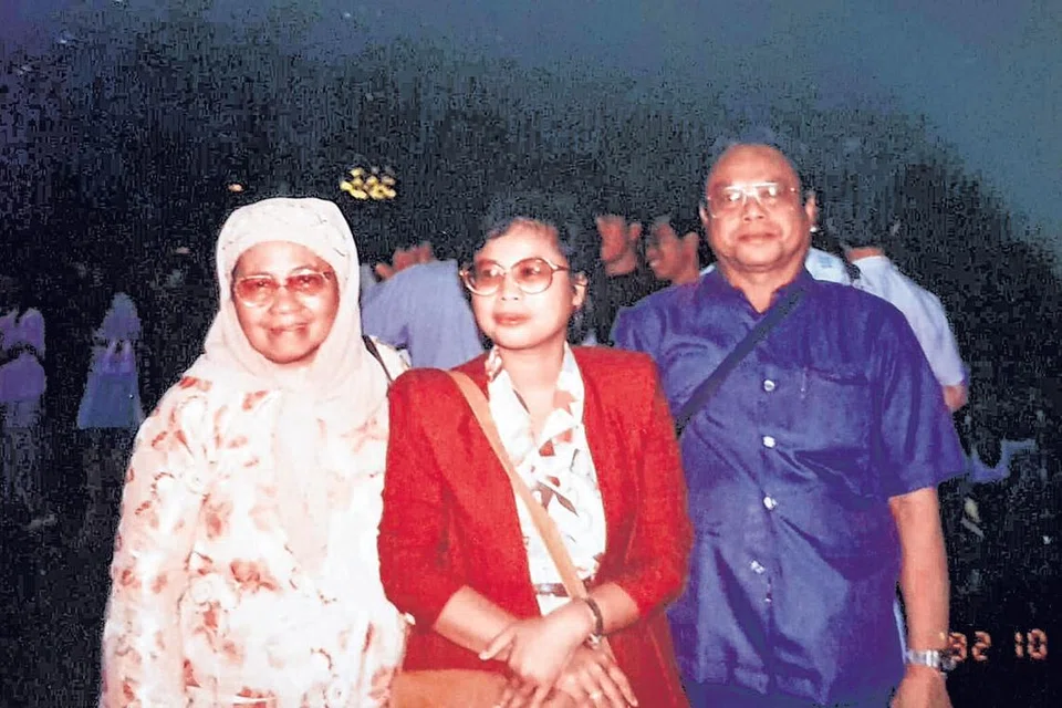 SUMBER KEKUATAN: Dr Hadijah (tengah) diapit ibu Maimon Abdul Karim dan arwah bapa Rahmat Riffin di Lapangan Terbang Changi sebelum berangkat ke London pada 1 Oktober 1992. Dr Hadijah berangkat ke London untuk melanjutkan pengajian ke peringkat ijazah Doktor Falsafah (PhD). - Foto ihsan HADIJAH RAHMAT