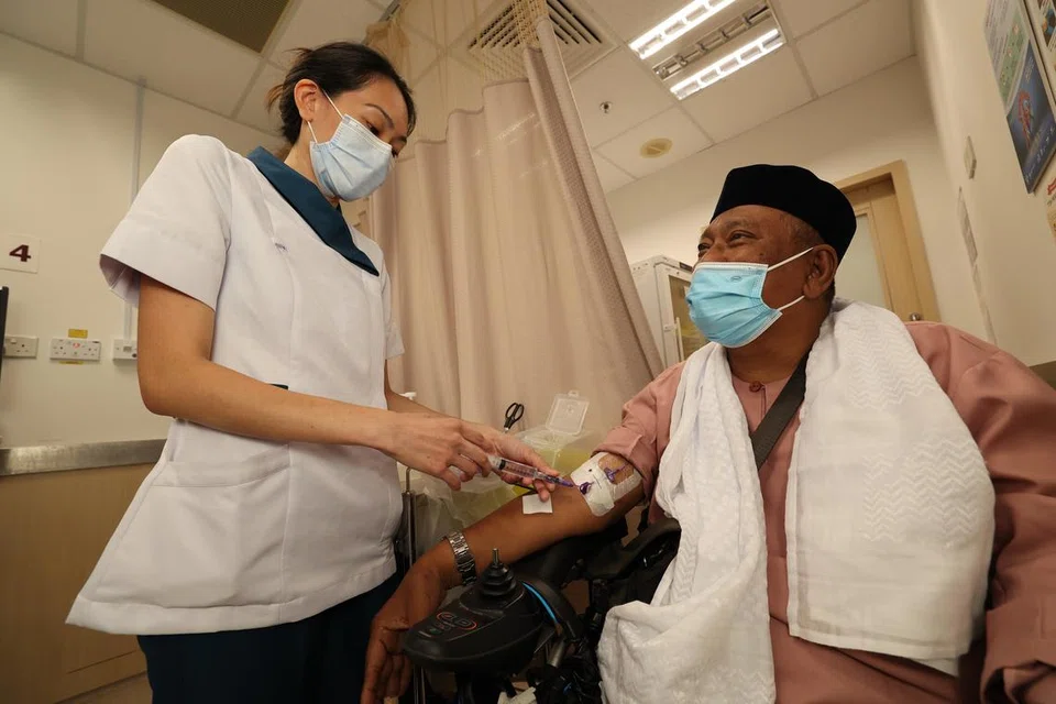 Encik Azman Abdullah mendapatkan rawatan antibiotik di klinik Suntikan Antibiotik di Luar Rumah Sakit (OPAT) di Hospital Tan Tock Seng.