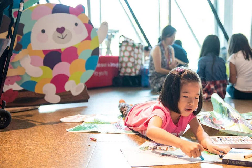 Seorang kanak-kanak kelihatan mewarnai lukisan di acara Octoburst 2017, seramai 900 kanak-kanak melukis dan mewarna di acara itu di Esplanade. - Foto ESPLANADE - THEATRES ON THE BAY