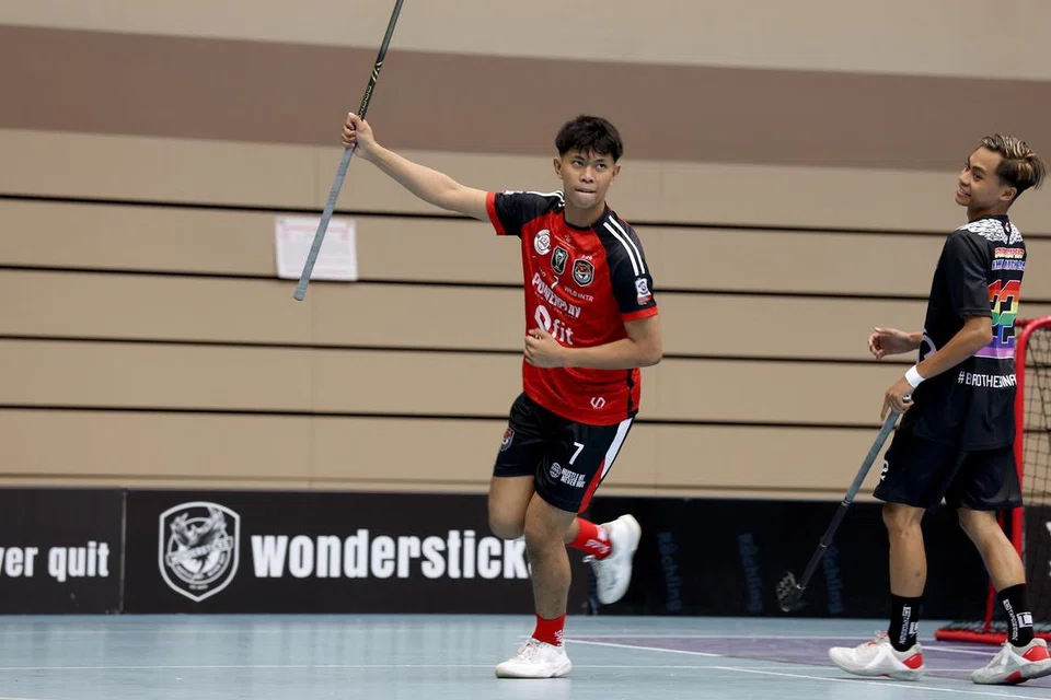 CETUS MINAT: Pemain bola lantai negara, Encik Muhammad Mikhail Raiyan, jatuh cinta terhadap sukan itu semasa mula mencubanya di karnival sekolah rendah.