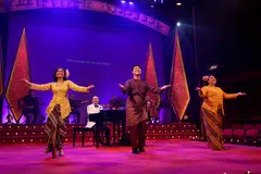 (Dari kiri) Para vokalis pementasan ‘Don’t Call Him Mari Kita’, Rohaniah Sa’id, Malcolm Lim dan Hannah Nordin, menyanyikan lagu Allahyarham Zubir Said. Penulis pementasan tersebut, Julian Wong (bermain piano), menceritakan kisah Pak Zubir dan lagu-lagunya melalui pementasan ini. 