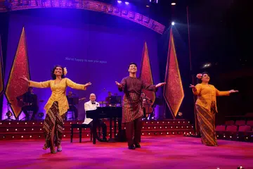 (Dari kiri) Para vokalis pementasan ‘Don’t Call Him Mari Kita’, Rohaniah Sa’id, Malcolm Lim dan Hannah Nordin, menyanyikan lagu Allahyarham Zubir Said. Penulis pementasan tersebut, Julian Wong (bermain piano), menceritakan kisah Pak Zubir dan lagu-lagunya melalui pementasan ini. 