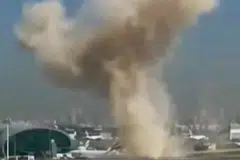 Rakaman video yang disiarkan di media sosial pada 7 Mac 2026 menunjukkan asap tebal menerawang ke angkasa daripada Lapangan Terbang Antarabangsa Dubai.