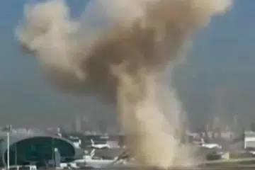 Rakaman video yang disiarkan di media sosial pada 7 Mac 2026 menunjukkan asap tebal menerawang ke angkasa daripada Lapangan Terbang Antarabangsa Dubai.