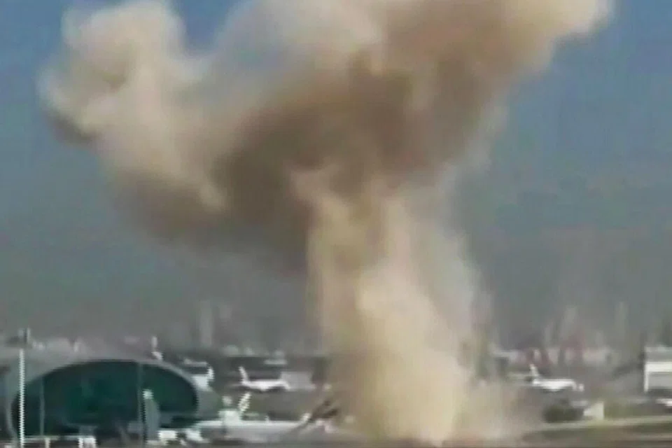 Rakaman video yang disiarkan di media sosial pada 7 Mac 2026 menunjukkan asap tebal menerawang ke angkasa daripada Lapangan Terbang Antarabangsa Dubai.