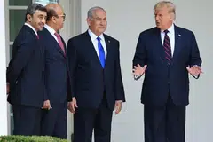 Presiden Amerika Syarikat ketika itu, Encik Donald Trump (kanan) bersama Menteri Luar Amiriah Arab Bersatu (UAE), Encik Abdullah Zayed Al-Nahyan (kiri); Menteri Luar Bahrain, Encik Abdullatif Rashid Al Zayani (dua kiri), dan Perdana Menteri Israel, Encik Benjamin Netanyahu (dua dari kanan), bergambar di Rumah Putih 15 September 2020 sebelum majlis tandatangan Perjanjian Abraham yang menyaksikan Bahrain dan UAE mengiktiraf Israel.  