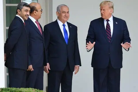Presiden Amerika Syarikat ketika itu, Encik Donald Trump (kanan) bersama Menteri Luar Amiriah Arab Bersatu (UAE), Encik Abdullah Zayed Al-Nahyan (kiri); Menteri Luar Bahrain, Encik Abdullatif Rashid Al Zayani (dua kiri), dan Perdana Menteri Israel, Encik Benjamin Netanyahu (dua dari kanan), bergambar di Rumah Putih 15 September 2020 sebelum majlis tandatangan Perjanjian Abraham yang menyaksikan Bahrain dan UAE mengiktiraf Israel.  