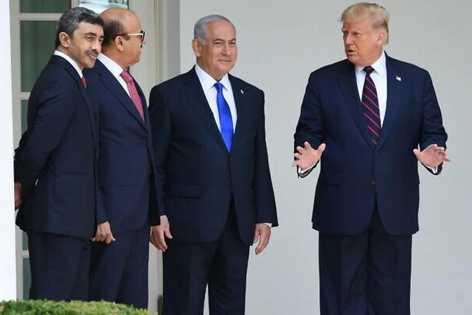 Presiden Amerika Syarikat ketika itu, Encik Donald Trump (kanan) bersama Menteri Luar Amiriah Arab Bersatu (UAE), Encik Abdullah Zayed Al-Nahyan (kiri); Menteri Luar Bahrain, Encik Abdullatif Rashid Al Zayani (dua kiri), dan Perdana Menteri Israel, Encik Benjamin Netanyahu (dua dari kanan), bergambar di Rumah Putih 15 September 2020 sebelum majlis tandatangan Perjanjian Abraham yang menyaksikan Bahrain dan UAE mengiktiraf Israel.  
