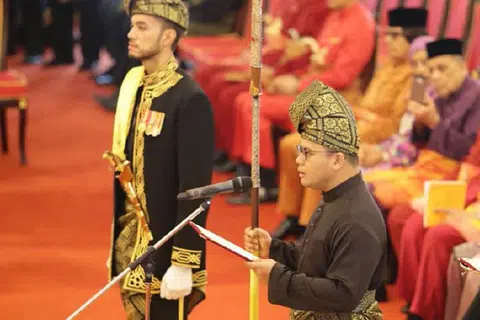 AKHIRI TEKA-TEKI: Encik Amirudin Shari mengangkat sumpah sebagai Ketua Menteri Selangor di Istana Alam Shah, Klang semalam. - Foto NSTP