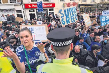 BANTAHAN: Peminat bola sepak, yang menuduh kelab-kelab yang ingin membentuk Liga Super Eropah sebagai didorong sifat tamak dan hanya mementingkan diri sendiri, melahirkan bantahan di luar Stamford Bridge di London pada April lalu. - AFP