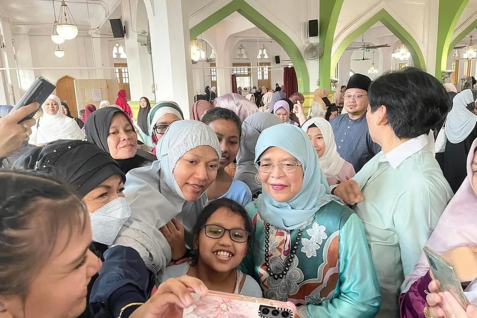 TUNAIKAN SOLAT SUNAT AIDILFITRI: Puan Halimah Yacob bersama para Muslimah menjalankan ibadah sunat di Masjid Sultan, pagi tadi. (22 Apr)