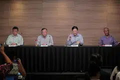 JADIKAN NORMA: (Dari kanan) Encik Masagos bersama Menteri Pembangunan Negara, Encik Lawrence Wong dan Menteri Kesihatan, Encik Gan Kim Yong, berkata meningkatkan tahap kebersihan adalah penting untuk melindungi diri daripada penularan wabak koronavirus. - Foto BH oleh JASON QUAH