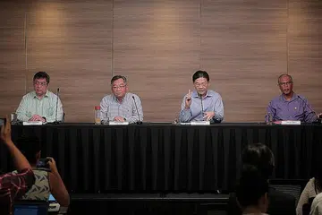 JADIKAN NORMA: (Dari kanan) Encik Masagos bersama Menteri Pembangunan Negara, Encik Lawrence Wong dan Menteri Kesihatan, Encik Gan Kim Yong, berkata meningkatkan tahap kebersihan adalah penting untuk melindungi diri daripada penularan wabak koronavirus. - Foto BH oleh JASON QUAH