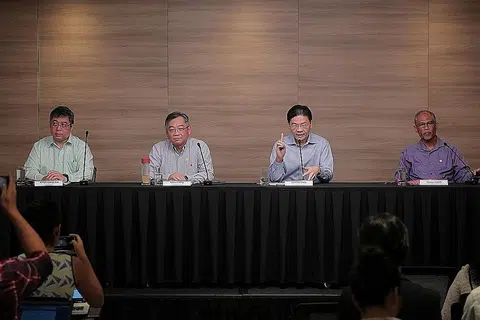 JADIKAN NORMA: (Dari kanan) Encik Masagos bersama Menteri Pembangunan Negara, Encik Lawrence Wong dan Menteri Kesihatan, Encik Gan Kim Yong, berkata meningkatkan tahap kebersihan adalah penting untuk melindungi diri daripada penularan wabak koronavirus. - Foto BH oleh JASON QUAH