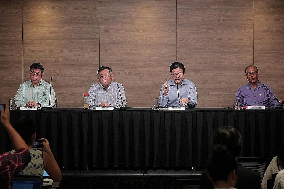 JADIKAN NORMA: (Dari kanan) Encik Masagos bersama Menteri Pembangunan Negara, Encik Lawrence Wong dan Menteri Kesihatan, Encik Gan Kim Yong, berkata meningkatkan tahap kebersihan adalah penting untuk melindungi diri daripada penularan wabak koronavirus. - Foto BH oleh JASON QUAH