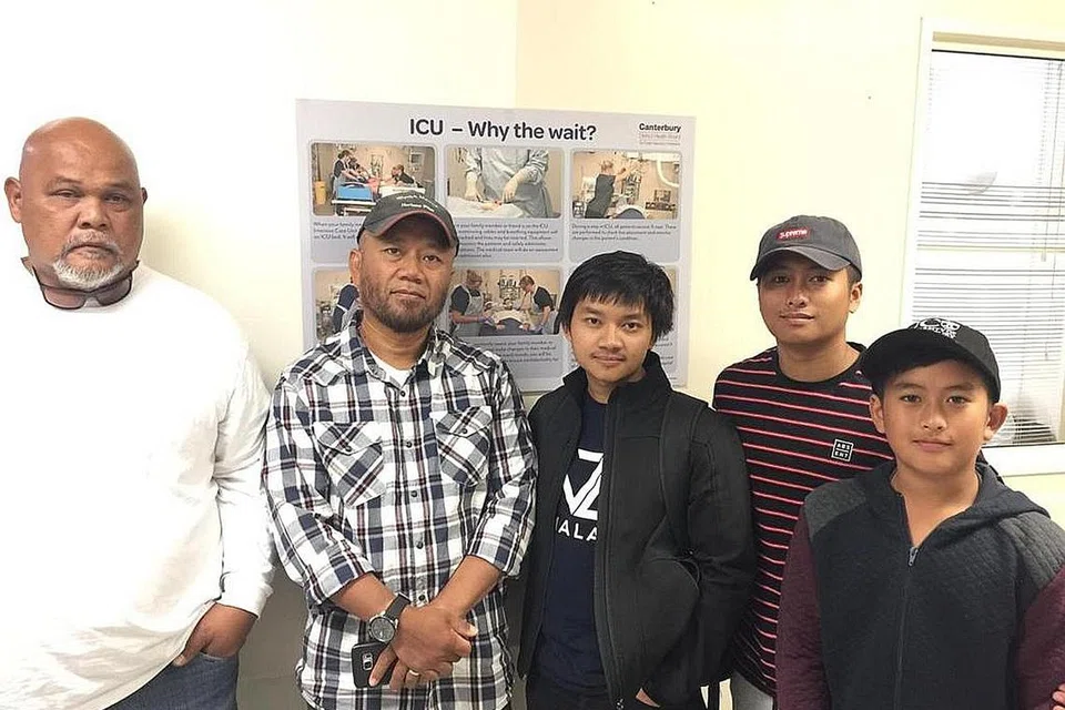 TUNJUK RASA SIMPATI: Encik Mohd Zali Kamari (kiri) bersama anggota keluarga mangsa serangan yang ditemui di hospital di Christchurch, New Zealand. - Foto ihsan SUZANA SAMSUDIN
