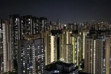 LEBIH SEDAR KOS ELEKTRIK: Keluarga di Singapura yang memilih menggunakan peralatan cekap tenaga sedar ia dapat membantu mengurangkan bil elektrik masing-masing di tengah-tengah kenaikan harga elektrik. - Foto BM oleh JIANWEI LEE
