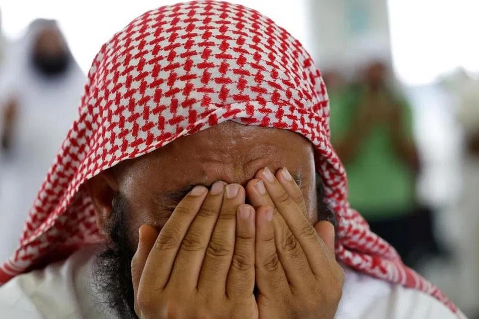 Salah seorang jemaah memanjatkan doa meminta keringanan dalam menghadapi cuaca panas terik semasa musim haji 2024 yang baru berakhir. 