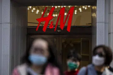TARIKAN PELANGGAN: Syarikat H&M, bersama-sama Nike, Fila, Burberry dan banyak lagi jenama antarabangsa, menghadapi kemarahan rakyat China kerana enggan membeli kapas dari Xinjiang yang didakwa Barat, China mengerahkan buruh paksa dan penindasan ke atas kaum Uighur di rantau itu. - Foto EPA-EFE
