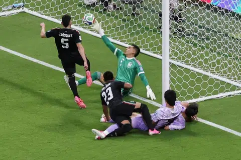 Penjaga gol Mexico, Raul Rangel menyelamatkan cubaan daripada pemain Korea Selatan, Cho Gue-sung, dalam aksi peringkat Kumpulan A Piala Dunia 2026 di Stadium Guadalajara, Mexico, pada 18 Jun.