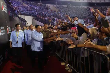 Presiden Prabowo Subianto mengumumkan langkah melupuskan sekitar 10 trilion rupiah ($634.3 juta) hutang lapuk petani, nelayan, dan pengusaha syarikat kecil dan sederhana (SME) pada 5 November untuk membantu mereka yang dibebani hutang dalam meneruskan perniagaan mereka.