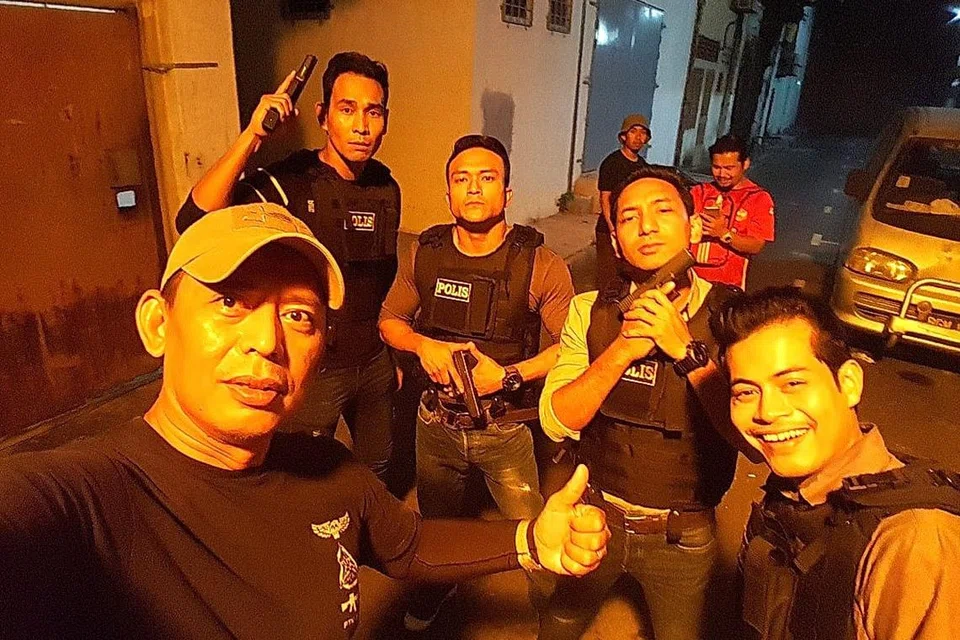DALAM SET: Mantan veteran agensi penguatkuasaan CNB, Encik Mohd Raziff Mohd Yusoff (memakai topi) kelihatan bergambar bersama bintang-bintang filem Malaysia Shahiezy Sam (ketiga dari kiri), Zizan Razak (kedua dari kanan) serta Hasnul Rahmat (kedua dari kiri) dan Syafie Naswip (paling kanan) dalam set penggambaran filem Polis Evo 2.