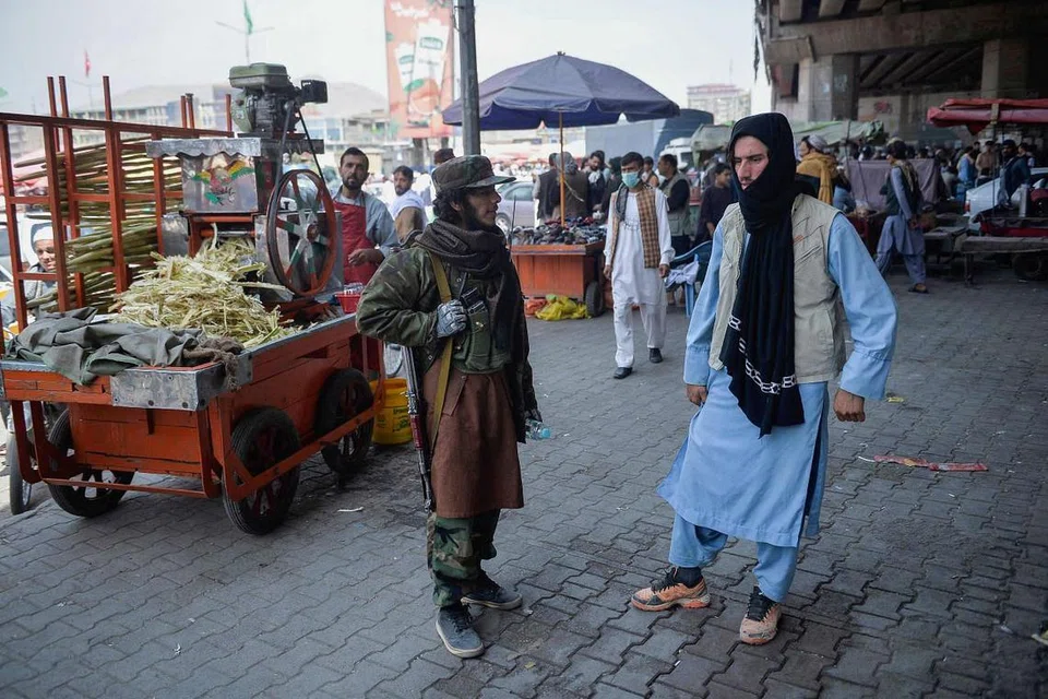 Seorang pejuang Taleban berdiri di sebuah kios yang menjual jus tebu di kawasan pasar, di daerah Kote Sangi, Kabul . - Foto AFP