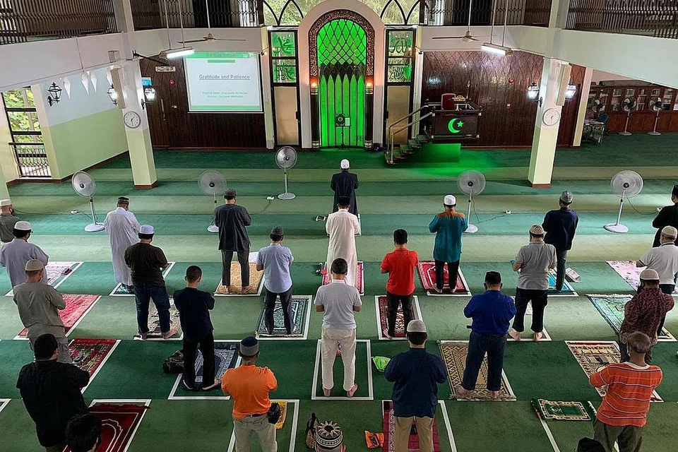 DAPAT SAMBUTAN: Walaupun bilangan jemaah hanya terhad kepada 50 orang untuk solat jemaah lima waktu dan 450 orang untuk solat Jumaat sebanyak tiga sesi, kegiatan solat berjemaah di Masjid Al-Amin tetap mendapat sambutan. - Foto MASJID AL-AMIN