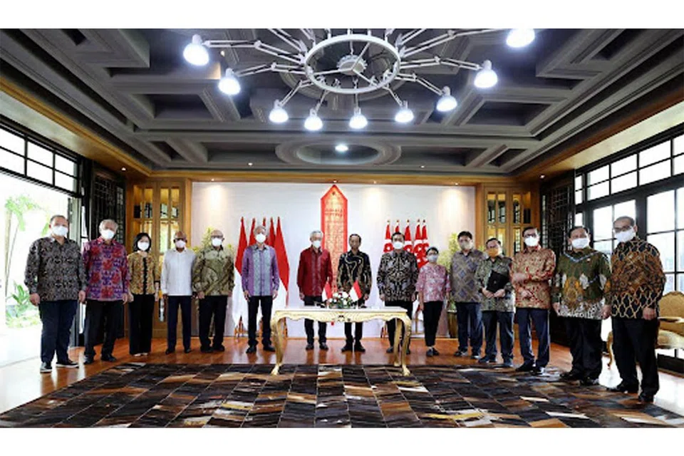 BARISAN ANGGOTA MENTERI DI RAHAT: (Dari kiri) Menteri Pertahanan, Dr Ng Eng Hen; Menteri Negara Kanan (Ehwal Luar) Cik Sim Ann; Menteri Undang-Undang merangkap Menteri Ehwal Dalam Negeri, Encik K. Shanmugam; Menteri Pengangkutan Encik S.Iswaran, Menteri Kanan Encik Teo Chee Hean; Perdana Menteri Encik Lee Hsien Loong; Presiden Joko Widodo, Menteri Penyelaras bagi Ehwal Kelautan dan Pelaburan, Encik Luhut Pandjaitan; Menteri Ehwal Luar, Cik Retno Marsudi, Menteri Penyelaras Bagi Ehwal Ekonomi, Encik Airlangga Hartarto; Setiausaha Kabinet, Encik Pramono Anung; dan Menteri Undang-Undang dan Hak Kemanusiaan, Encik Yasonna Laoly.