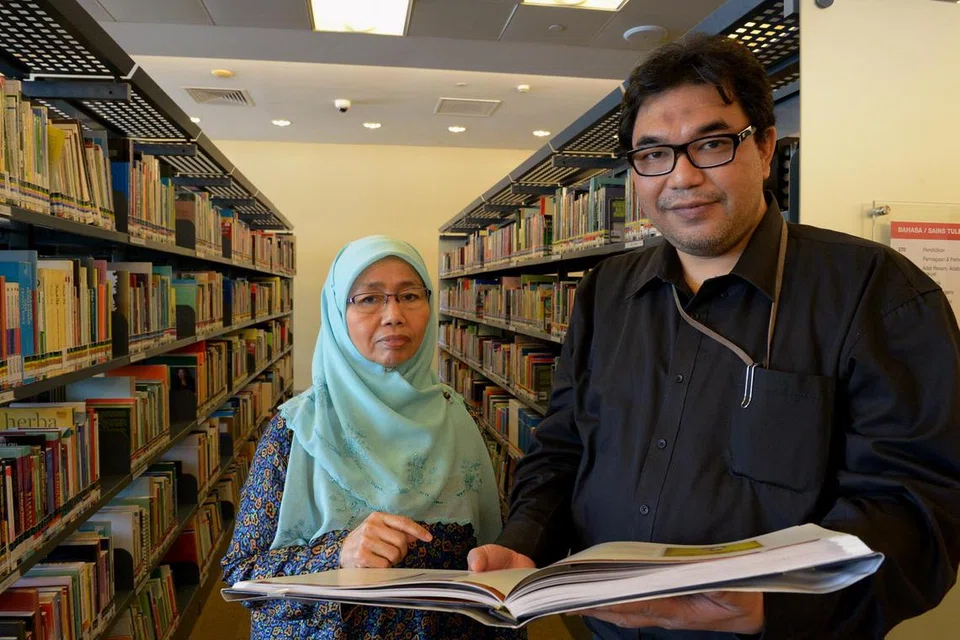 Allahyarham Juffri Supaat, seorang pustakawan kanan, bergambar dengan Cik Rohayah Mohd Lani, seorang pustakawan, di Lembaga Perpustakaan Negara (NLB). Foto ini dipetik pada 2014. Allahyarham, yang banyak menyumbang tenaga bagi memakmurkan persuratan Melayu, meninggal dunia pada 16 April 2024.