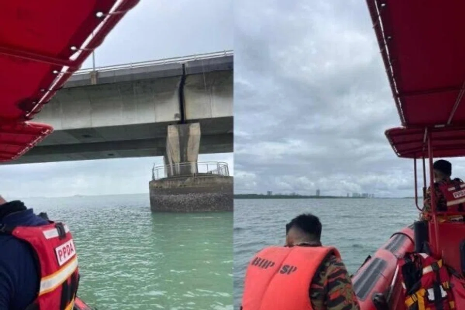 Anggota Jabatan Bomba dan Penyelamat Iskandar Puteri, Johor, menjalankan operasi mencari lelaki yang dikhuatiri hilang selepas dipercayai terjatuh dari Jambatan Linkedua Malaysia-Singapura berhampiran Kompleks Kastam, Imigresen dan Kuarantin (CIQ).