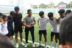 CEMERLANG: Pada 30 November, bekas pemain bola sepak Singapura, Isa Halim (tengah, baju kelabu) diiktiraf sebagai antara tiga jurulatih tempatan selaku penerima Pingat Jurulatih Singapura di Majlis Antarabangsa Ke-14 untuk Persidangan Jurulatih Global Kecemerlangan Kejurulatihan (ICCE GCC).
