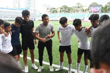 CEMERLANG: Pada 30 November, bekas pemain bola sepak Singapura, Isa Halim (tengah, baju kelabu) diiktiraf sebagai antara tiga jurulatih tempatan selaku penerima Pingat Jurulatih Singapura di Majlis Antarabangsa Ke-14 untuk Persidangan Jurulatih Global Kecemerlangan Kejurulatihan (ICCE GCC).