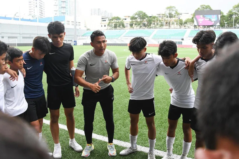 CEMERLANG: Pada 30 November, bekas pemain bola sepak Singapura, Isa Halim (tengah, baju kelabu) diiktiraf sebagai antara tiga jurulatih tempatan selaku penerima Pingat Jurulatih Singapura di Majlis Antarabangsa Ke-14 untuk Persidangan Jurulatih Global Kecemerlangan Kejurulatihan (ICCE GCC).
