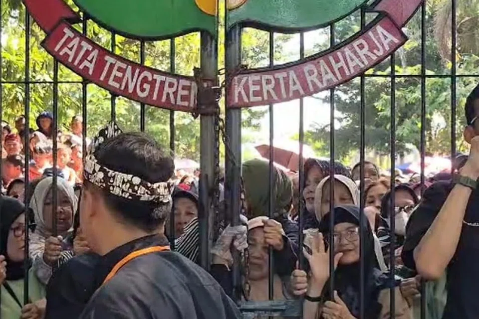 Orang ramai dihimpit dan dipijak ketika cuba memasuki dataran melalui pintu utama dataran awam Garut, Jawa Barat.