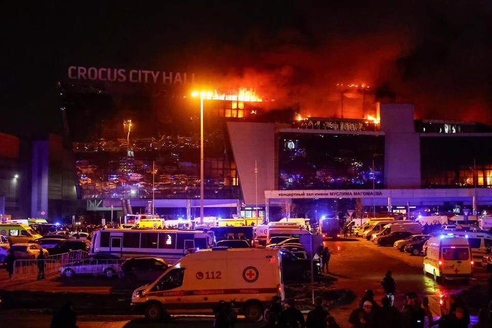 Ambulans dan kenderaan perkhidmatan kecemasan Russia membanjiri tempat meletak kereta di luar acara konsert di Dewan Bandaraya Crocus yang terbakar berikutan kejadian tembakan, di luar Moscow, Russia pada 22 Mac.