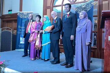 MAJLIS PENYAMPAIAN:  Pengarah eksekutif Pave, Dr Sudha Nair, bersama (dari kanan) naib presiden Roses of Peace, Cik Fahima Farha; pengasas Roses of Peace, Encik Mohamed Irshad; pengerusi amanah keluarga Abdeali Tayebali, Encik Ameerali Abdeal dan mantan duta besar, Encik K. Kesavapany.