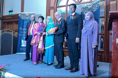 MAJLIS PENYAMPAIAN:  Pengarah eksekutif Pave, Dr Sudha Nair, bersama (dari kanan) naib presiden Roses of Peace, Cik Fahima Farha; pengasas Roses of Peace, Encik Mohamed Irshad; pengerusi amanah keluarga Abdeali Tayebali, Encik Ameerali Abdeal dan mantan duta besar, Encik K. Kesavapany.