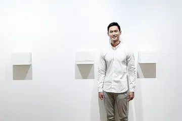 SELONGKAR KISAH GOLONGAN TERASING: Dengan menggunakan perlambangan ruang, Encik Muhammad Nur Faris Nakamura Mohamed Salim mempamerkan seni pemasangan dan arca tentang perjalanan hidup kelompok yang rasa tersisih seperti golongan 'punk' dan pekerja asing. - Foto ION ART