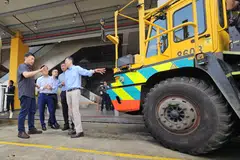 Menteri Pengangkutan, Encik Chee Hong Tat (kiri) diberi taklimat oleh Ketua Teknologi dan Penyelesaian Kemampanan PSA, Encik Alvin Foo (kanan), tentang usaha PSA menggunakan kenderaan kontena berautonomi.