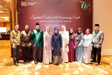 PERSIDANGAN: Setiausaha Parlimen Kanan (Undang-undang merangkap Kesihatan), Cik Rahayu Mahzam (lima dari kiri), bersama Presiden Kanan Mahkamah Syariah, Cik Guy Ghazali dan ahli-ahli panel Persidangan (SYC65) Mahkamah Syariah Singapura