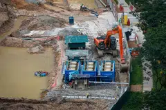 Kawasan bumi terdedah di tapak Bukit Batok Hillside Park awalnya tidak dapat ditutup dengan selimut kawalan tanah terbiodegradasi. 