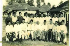HIMPUNAN PROTEM: Almarhum Kiayi Ahmad Zohri Mutamim (duduk empat dari kanan) merupakan salah seorang pengasas Pergas yang memperjuangkan pendidikan Islam dan hak asatizah. - Foto PERGAS