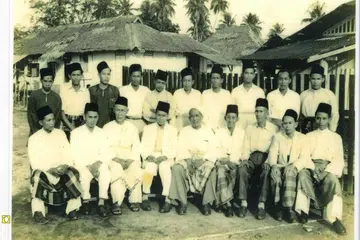 HIMPUNAN PROTEM: Almarhum Kiayi Ahmad Zohri Mutamim (duduk empat dari kanan) merupakan salah seorang pengasas Pergas yang memperjuangkan pendidikan Islam dan hak asatizah. - Foto PERGAS