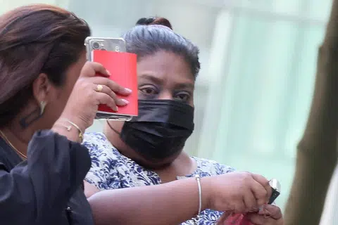 Lynne Charlotte James menipu bosnya 2,253 kali dari Mei 2008 hingga Oktober 2017. Bos berkenaan kini tinggal di rumah sewa bersama isterinya setelah menghabiskan wang simpanan untuk membantunya.