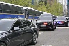 Kenderaan yang membawa mantan Presiden Korea Selatan, Encik Yoon Suk Yeol (tengah) tiba di Mahkamah Daerah Seoul  pada 14 April 2025 untuk menghadiri perbicaraan berhubung pengisytiharan undang-undang tenteranya yang gagal pada 3 Disember 2024.