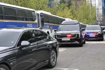 Kenderaan yang membawa mantan Presiden Korea Selatan, Encik Yoon Suk Yeol (tengah) tiba di Mahkamah Daerah Seoul  pada 14 April 2025 untuk menghadiri perbicaraan berhubung pengisytiharan undang-undang tenteranya yang gagal pada 3 Disember 2024.